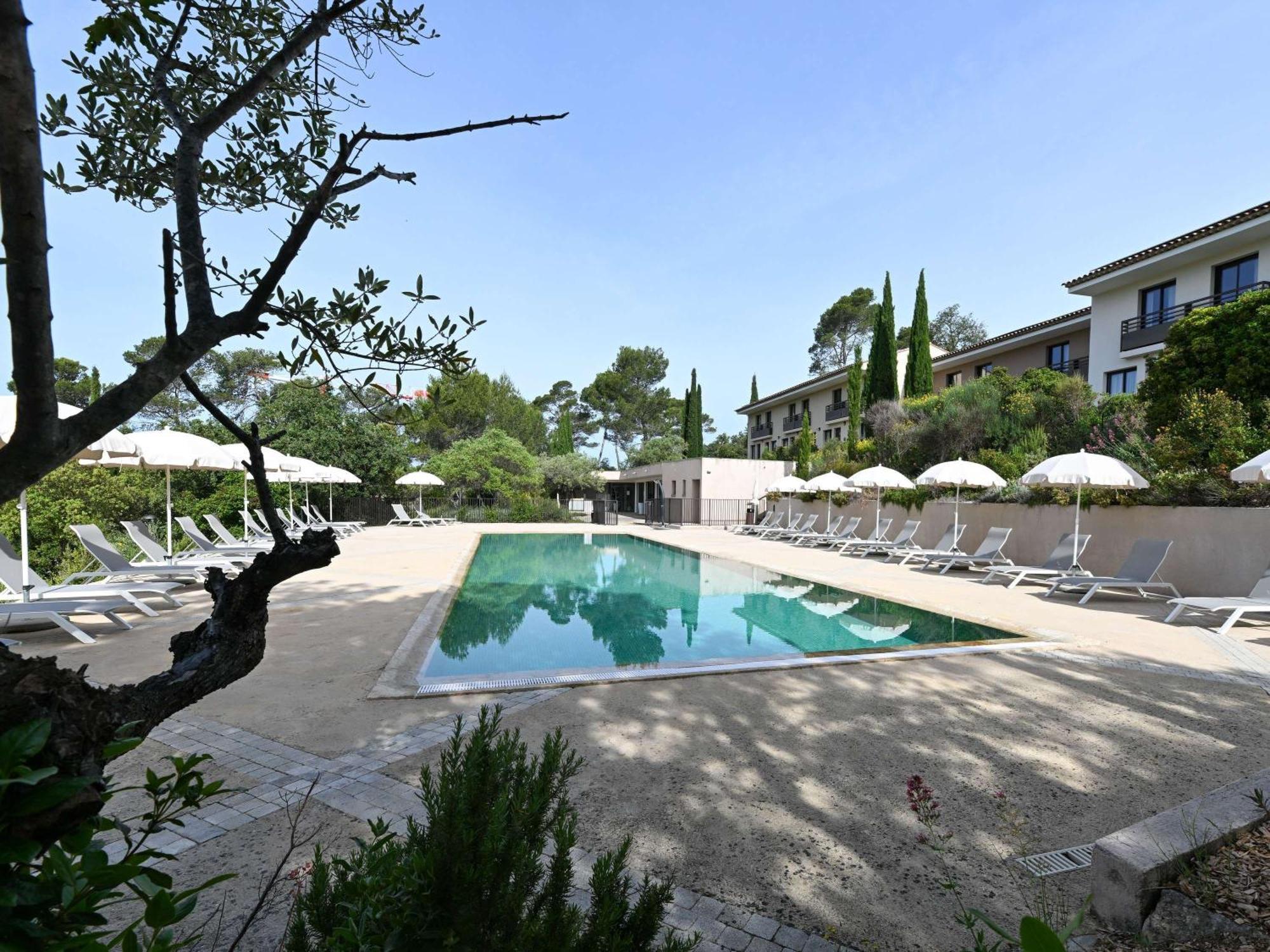 Mercure Brignoles Golf De Barbaroux & Spa Exterior photo